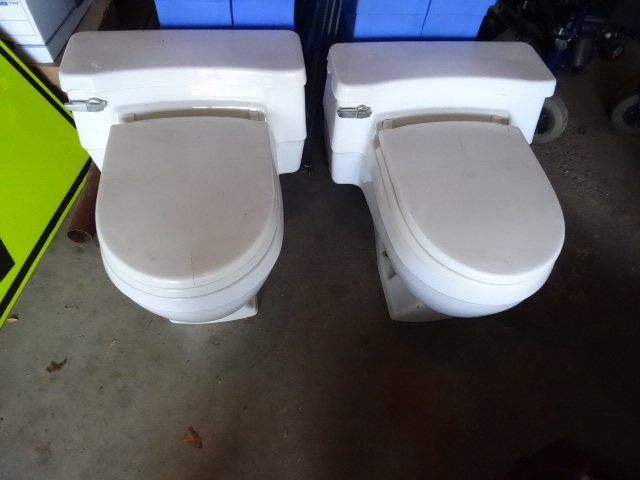 2 Toilets