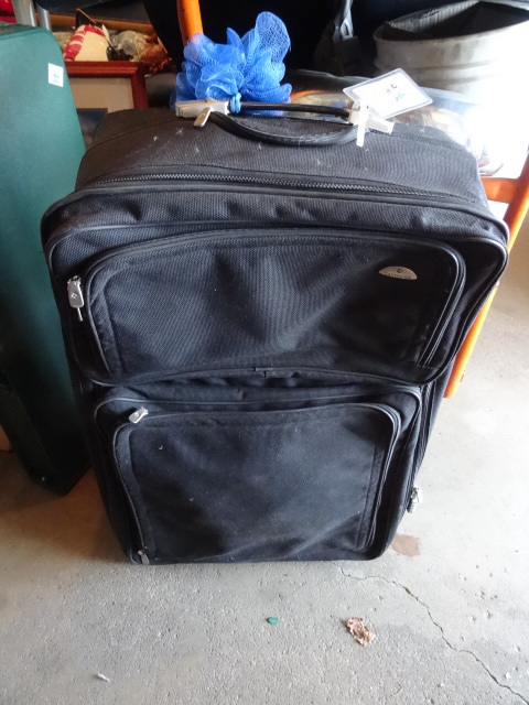 Large Samsonite Suit Case on Wheels
