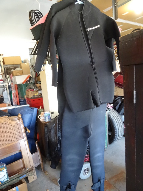 4 Wet Suits, Mens Small XL