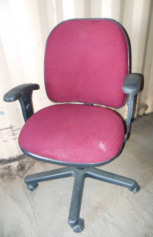 lot 14 image: Three Heavy Duty Adjustable Office Desk Chairs.