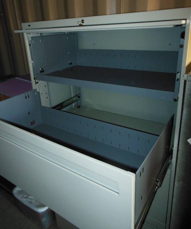 lot 17 image: HON Lateral File Cabinet with Key
