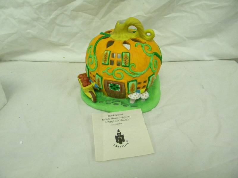 lot 203 image: Partylite Pumpkin Patch Tealight House