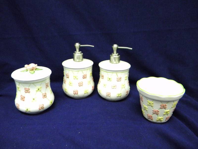 lot 289 image: Longaberger Ceramic Lot