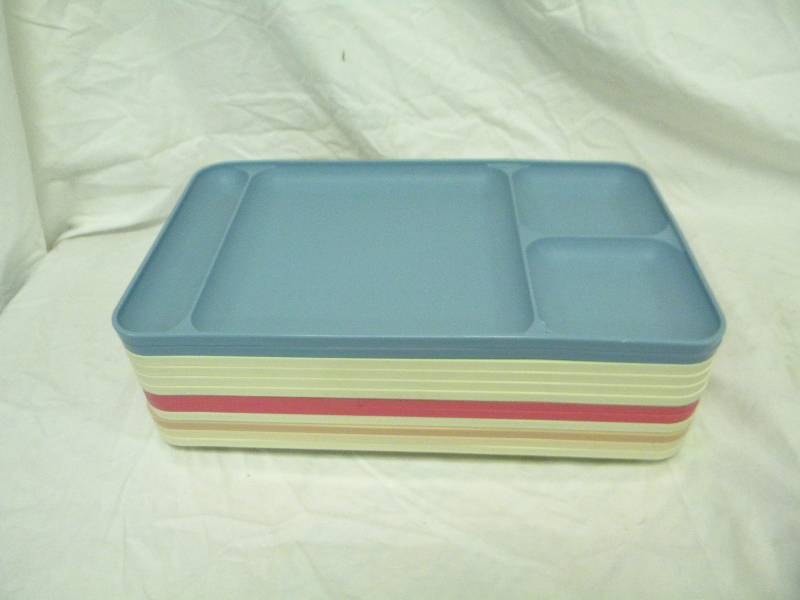 lot 314 image: Tupperware Lot of 12 Meal Trays