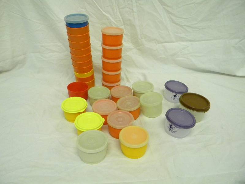 lot 318 image: Tupperware Snack Container Lot