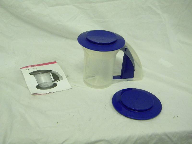 lot 326 image: Tupperware Sift N Style