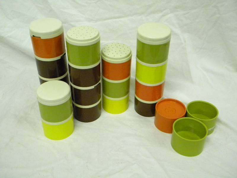 lot 329 image: Tupperware Spice Shaker Lot