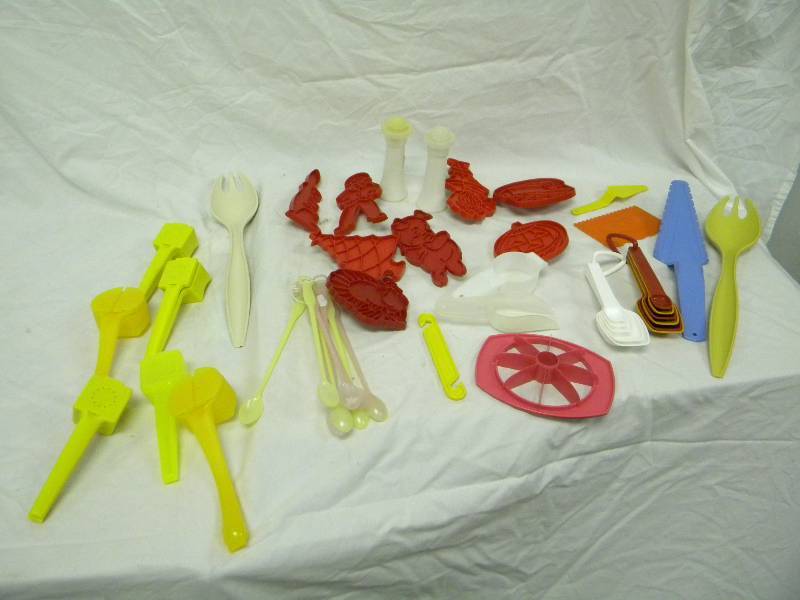 lot 330 image: Tupperware Kitchen Gadgets Lot