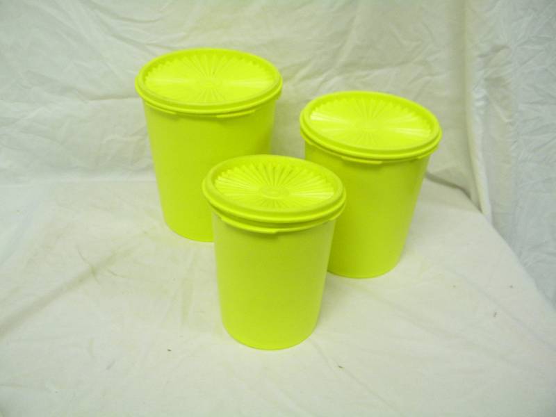lot 338 image: Tupperware Nesting Containers