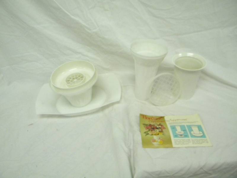 lot 345 image: Tupperware Florette Container