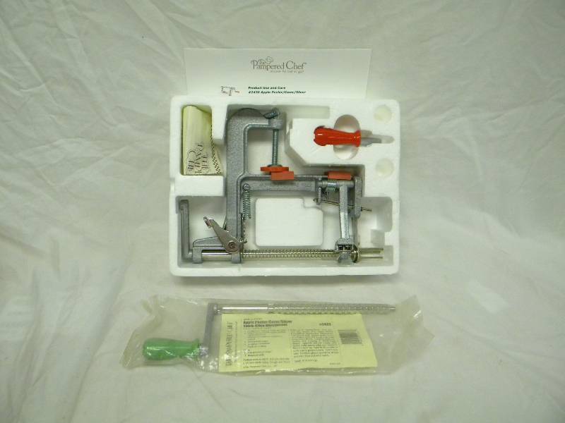 lot 368 image: Pampered Chef Corer Set