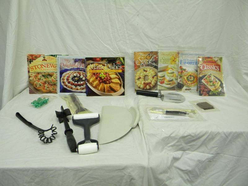 lot 380 image: Pampered Chef Lot