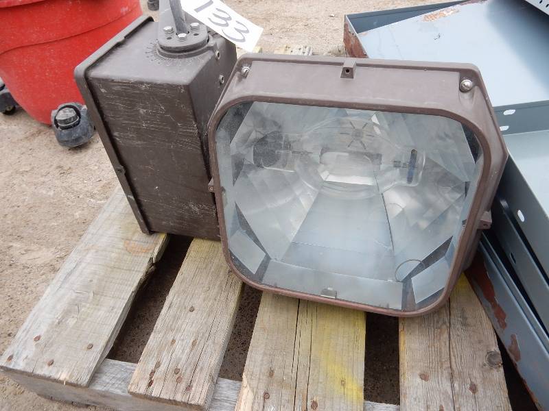 Heavy Duty light fixture.. Looks like outdoor.. Untested