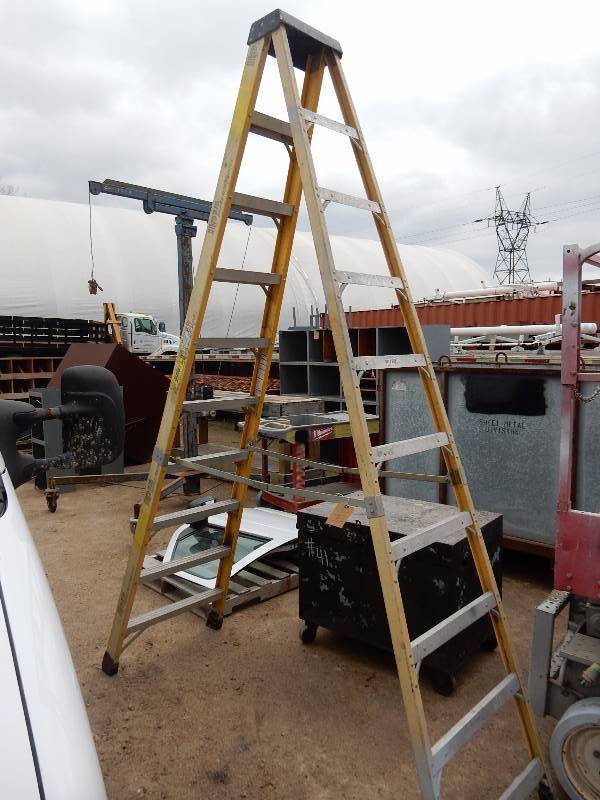 HP 375 higher Performance, Bauer Corp, 10 ft Fiber Glass step ladder