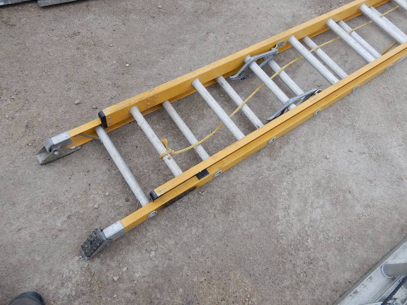 Fiber Glass Extension ladder.. 31ft.. Maker info worn off