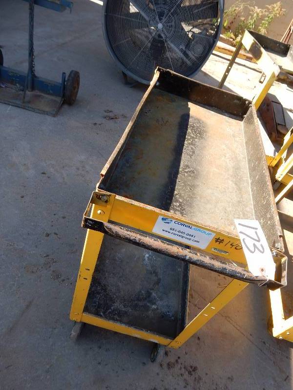 Metal work cart.. 30in x 16in x 32in