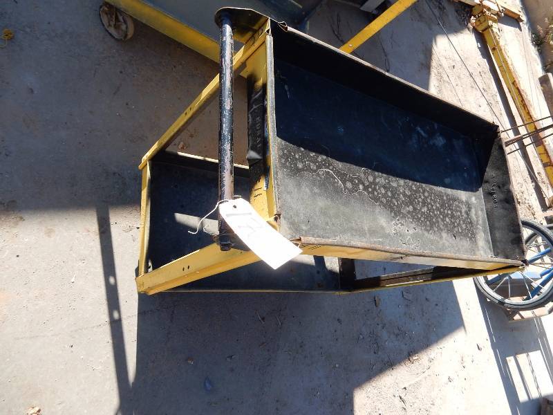 Metal work cart.. 30in x 16in x 32in