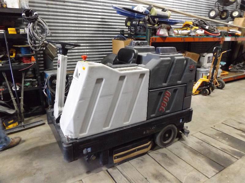 Advance 3800 Floor Scrubber