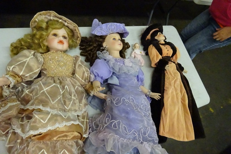 Porcelain doll lot