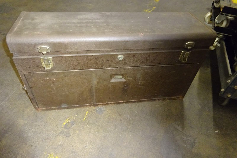 Metal tool box