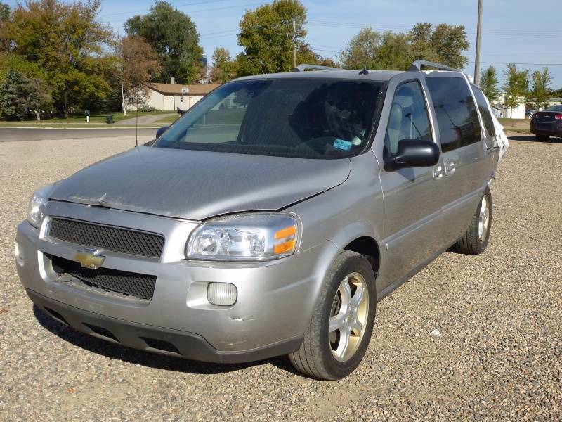 lot 11 image: 2005 Chevy Uplander FWD