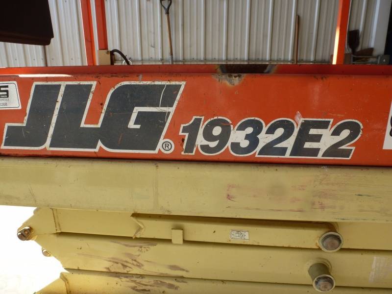 lot 1 image: JLG Scissor Lift 1932E2