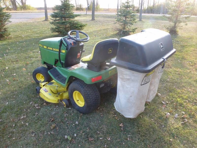 lot 8 image: John Deere LX188 Lawn Tractor