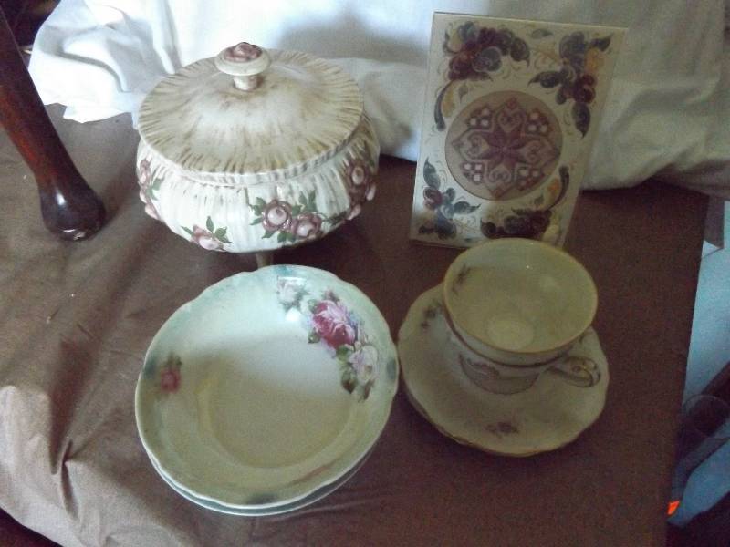 Pot with Cover, Roses Bowls, Roses Cups and Saucers