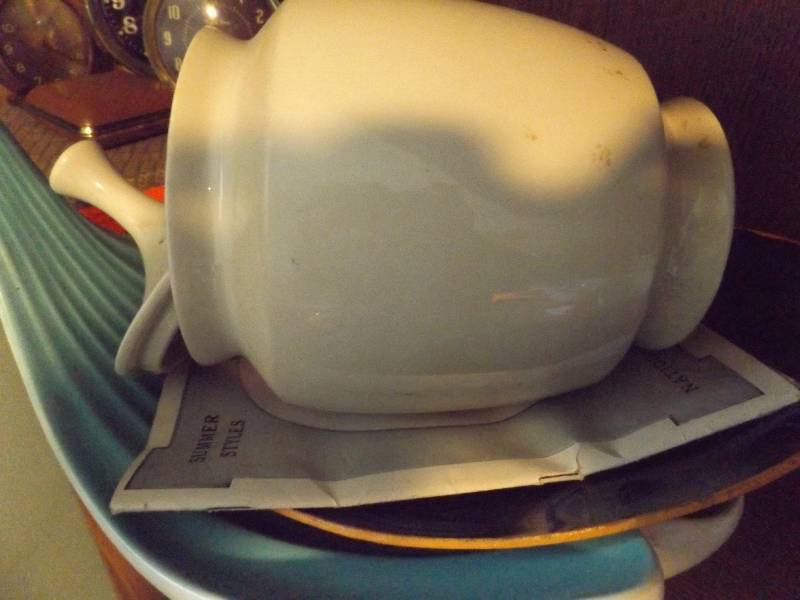 Redwing Crock with Lid (small chip, see pic), 2 Dcor Plates
