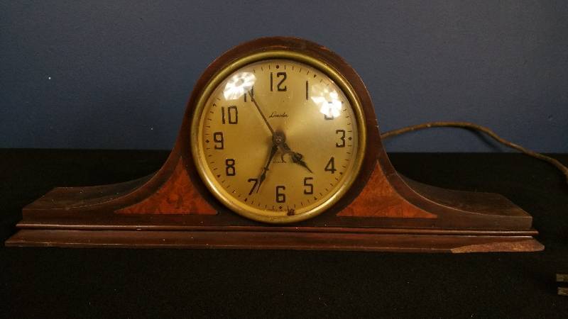 lot 10 image: Vintage Lincoln Electric Mantle Clock