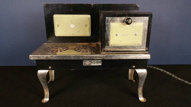lot 26 image: 1930s Empire Metal Ware Stove Salesman Sample