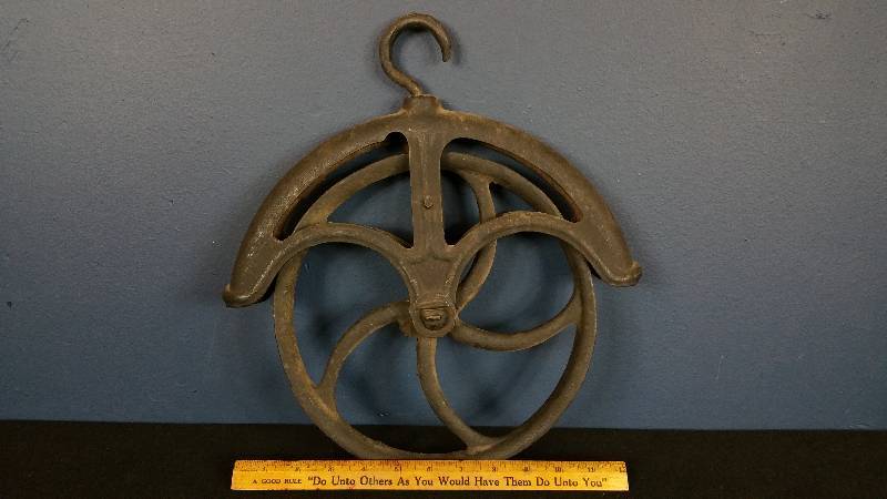 lot 27 image: Primitive  Antique Farm Barn Metal Pulley