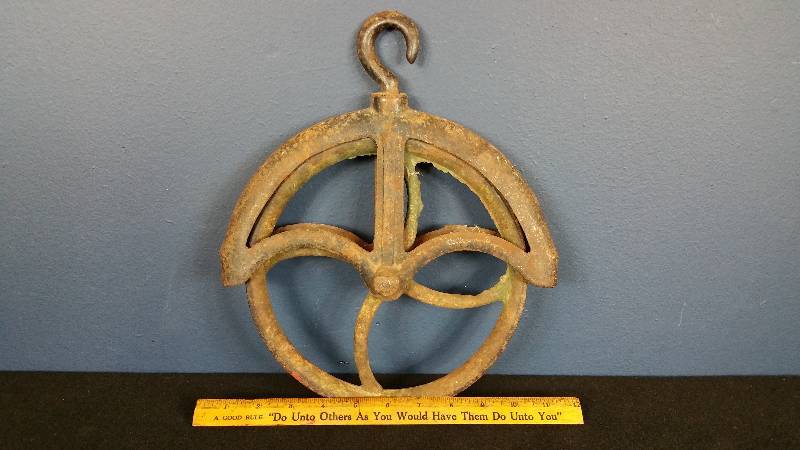 lot 28 image: Primitive  Antique Farm Barn Metal Pulley