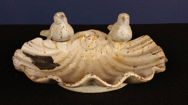 lot 45 image: Distressed Country White Metal Birds on Metal Seashell