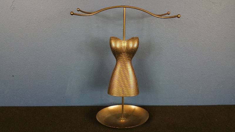 lot 61 image: Metal Mesh Vintage Dress Jewelry Holder