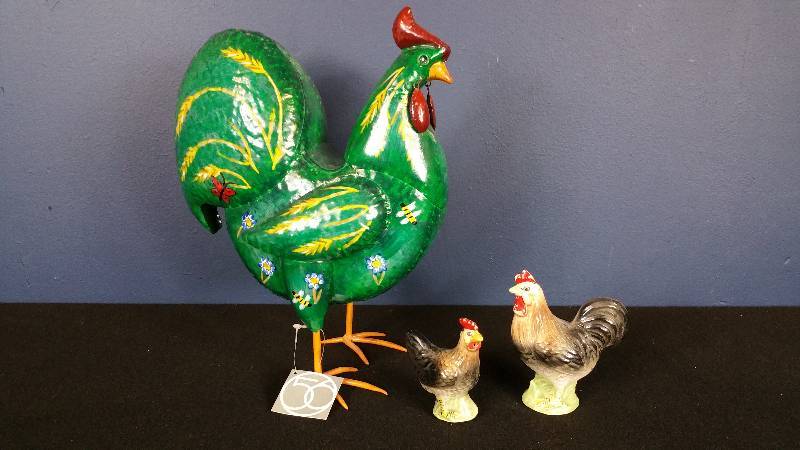 lot 67 image: Department 56 Metal Chicken  (2) Chalkware Vintage Salt & Pepper