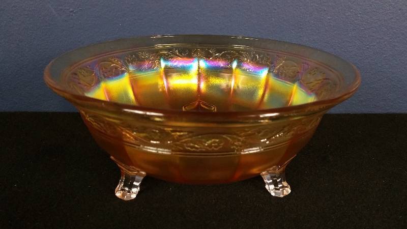 lot 72 image: Vintage Footed Carnival Glass Bowl