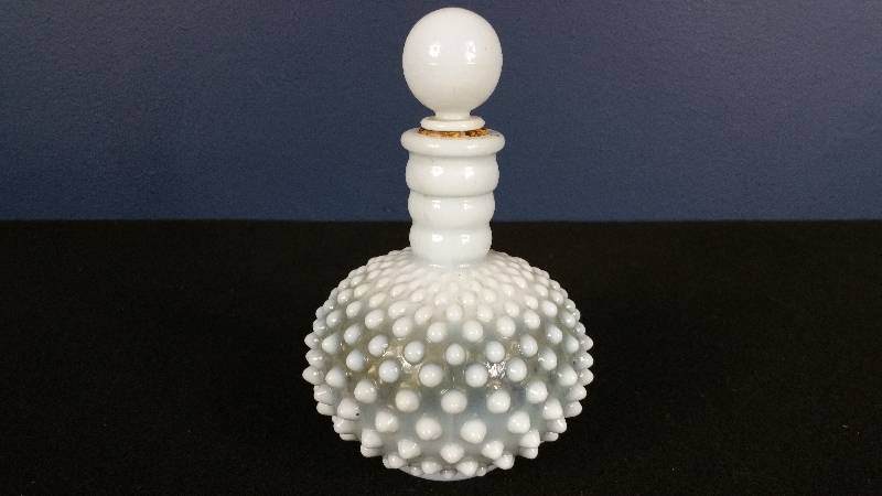 lot 75 image: White Fenton Hobnail Opalescent Perfume w Stopper