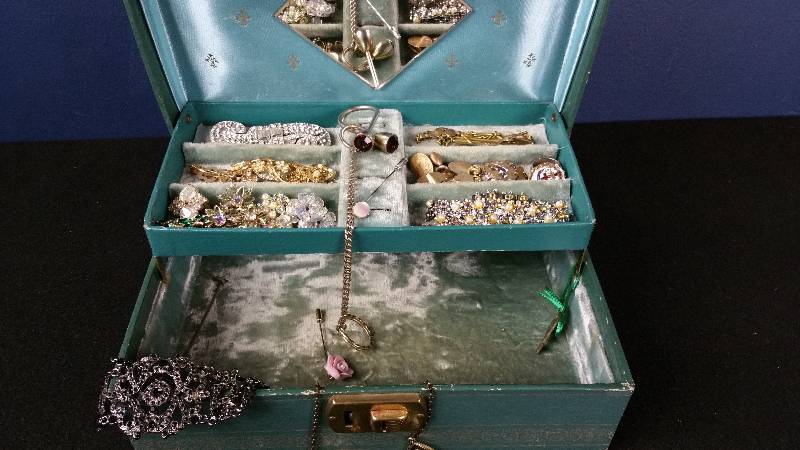 lot 87 image: Vintage Jewelry Box Filled w Vintage Jewelry