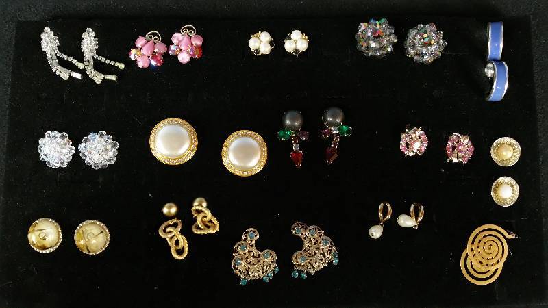 lot 88 image: Group of Vintage Clip-on Earrings