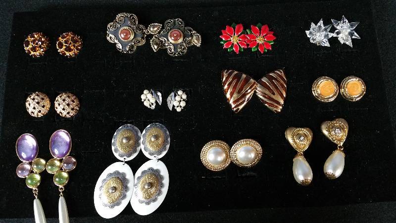 lot 89 image: Group of Vintage Clip-on Earrings