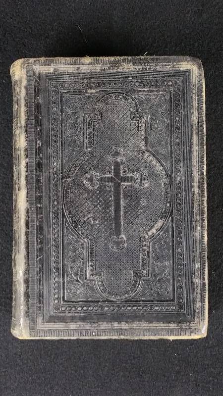 lot 113 image: 1900 Dr. Martin Luthers Die Bibel German Leather Bible