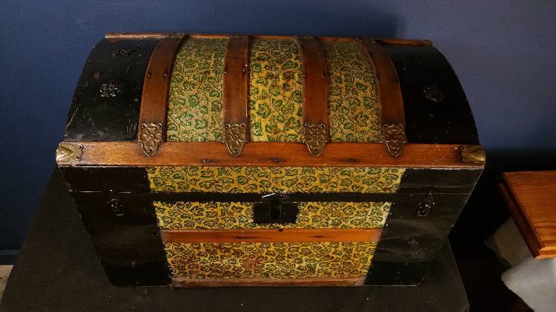 lot 8 image: Antique Tin Humback Steamer Trunk