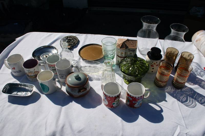 Miscellaneous glassware and mugs