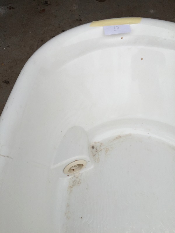 lot 14 image: Pearl BathtubJacuzzi,  white, used