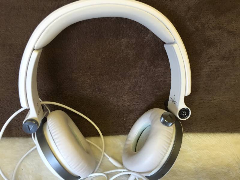 JBL Syncros E40BT small knob on side is missing