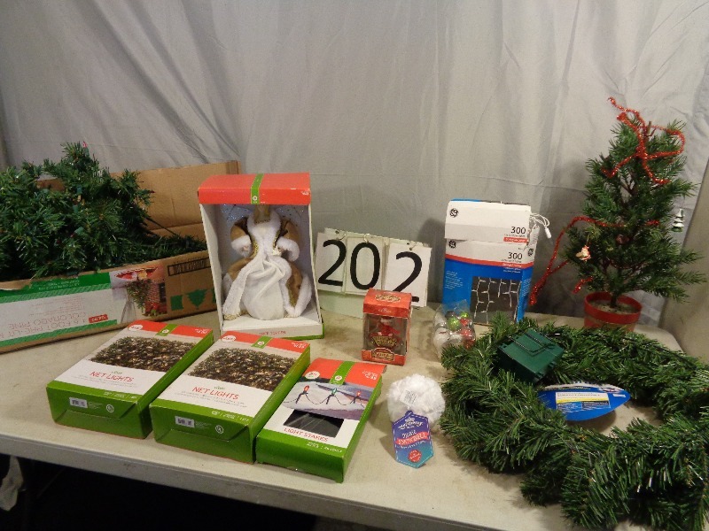 lot 202 image: Holiday Decor
