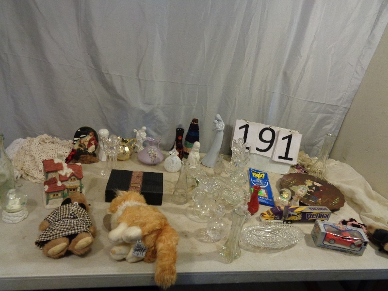 lot 191 image: Collectibles and Decor