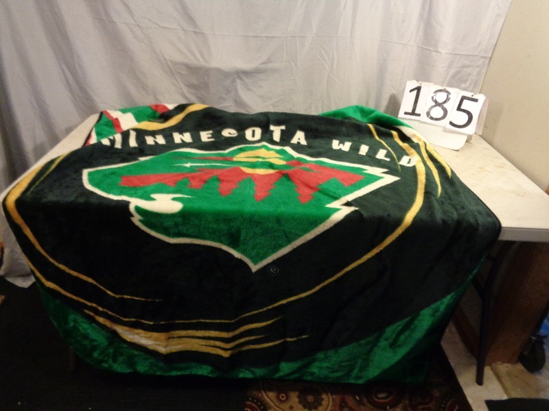 lot 185 image: Soft Minnesota Wild Blanket