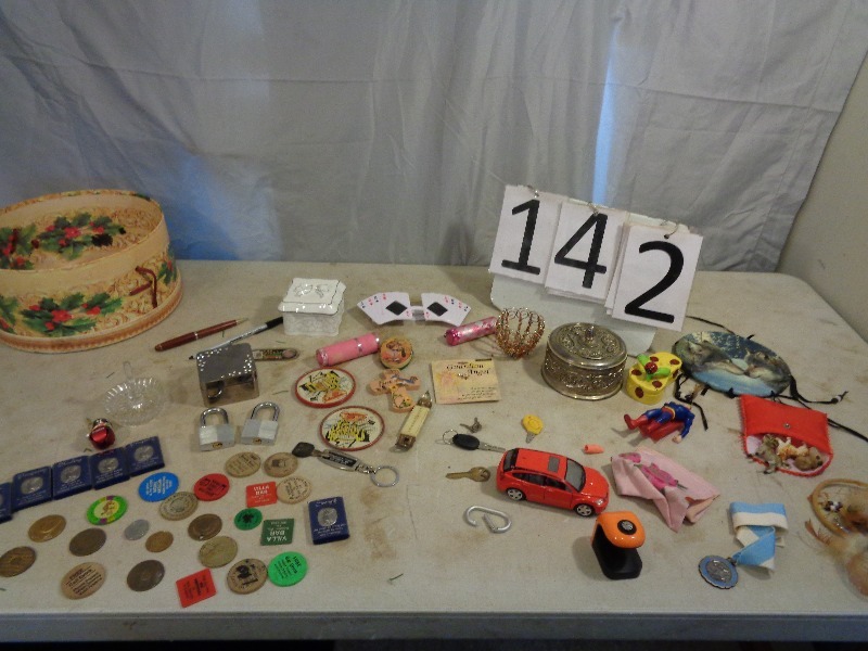lot 142 image: Collectible  Junk Drawer Lot